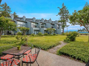 Outdoor dining - JL 1107: Sunsets at their Finest in this Lovely 2 bedroom, Water view! (Birch Bay)