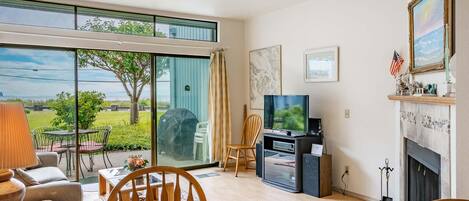 Fernseher, Kamin, DVD-Player, Tischfußball