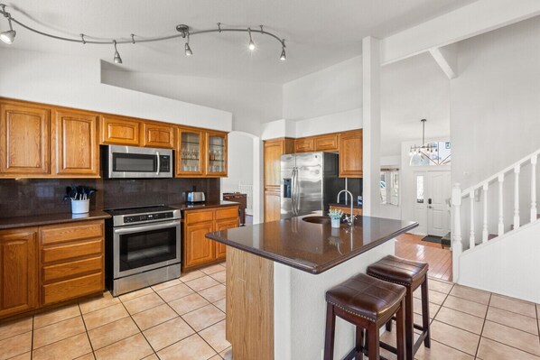 Fridge, microwave, oven, stovetop - Live at the Lake with Heated Pool, Private Dock & Boat (Glendale)