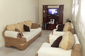 TV, books, video library, stereo - Cómoda casa con gran ubicación en Santa Ana (Santa Ana)