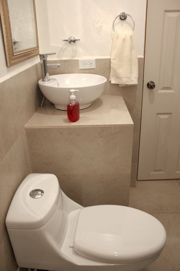 Shower, hair dryer, towels, soap - Cómoda casa con gran ubicación en Santa Ana (Santa Ana)