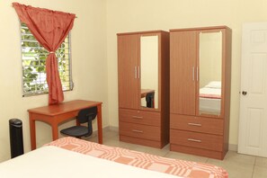 3 habitaciones, tabla de planchar con plancha, wifi y ropa de cama