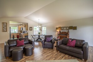 Smart TV, fireplace - Central Location for Flathead Valley Adventures! (Kalispell)
