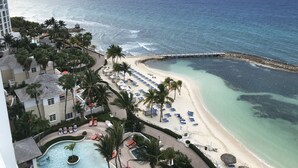 Een resort met zwembad, strand en uitzicht op de oceaan.