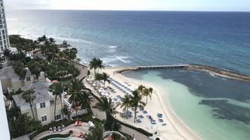 Plage, chaises longues, serviettes de plage