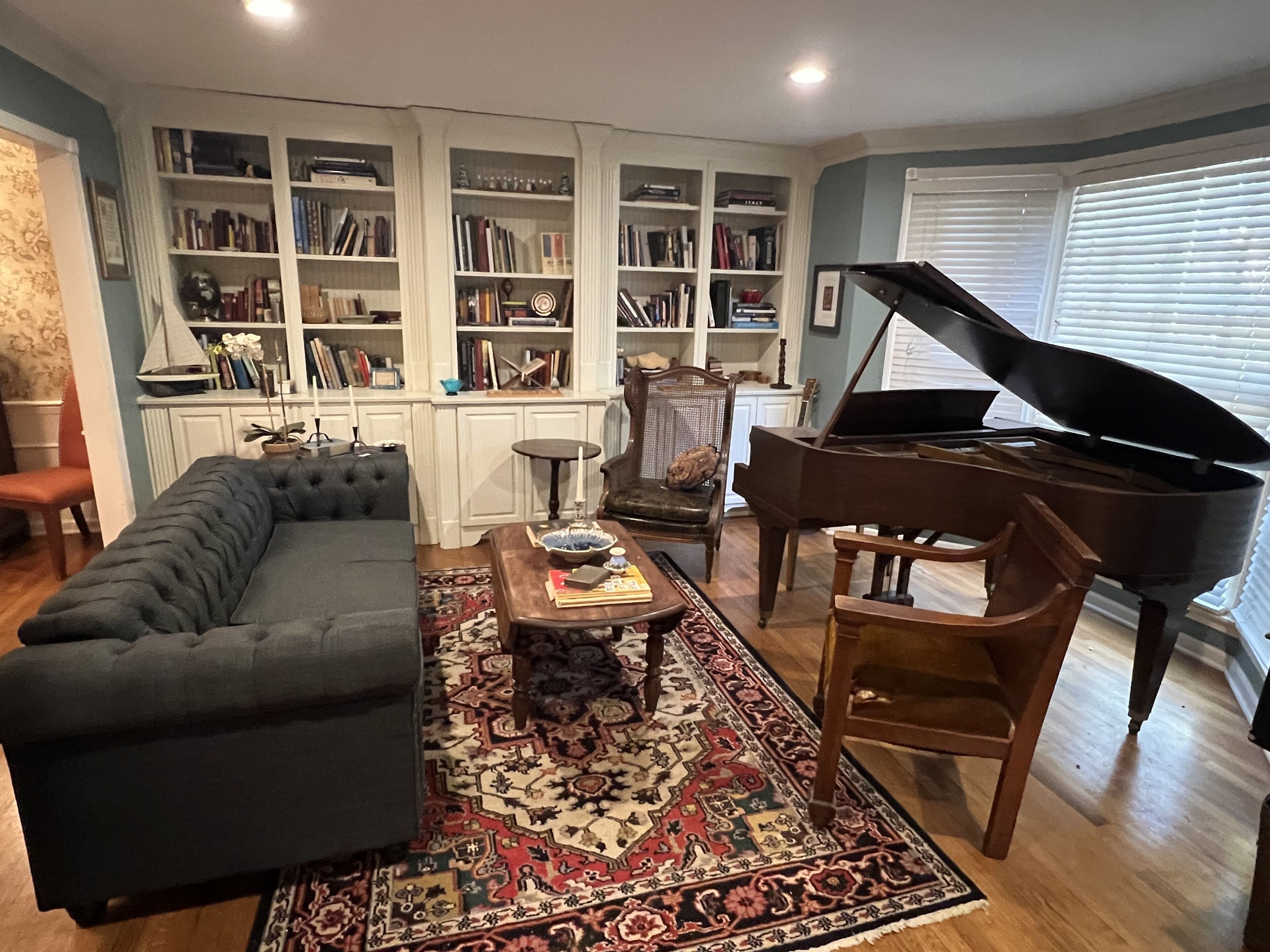 Televisie, een open haard, een dvd-speler en boeken