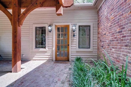Elegant 5 BR East Memphis Home