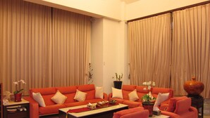 A living room with a sofa set, a coffee table, and two side tables with decorative items. - Annong RIver Homestay (Dongshan)