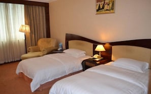 Chambre Standard avec lits jumeaux | Coffre-fort, bureau, rideaux d’obscurcissement, accès au Wi-Fi (inclus)