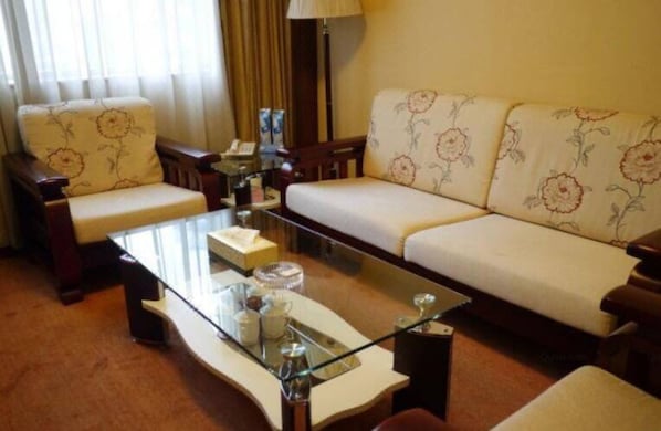 Standard-Suite | Zimmersafe, Schreibtisch, Verdunkelungsvorhänge, kostenloses WLAN