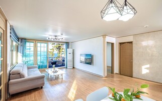 Wind (Extra person fee KRW 20,000 per person, pay on site) | 起居区 | 平板电视