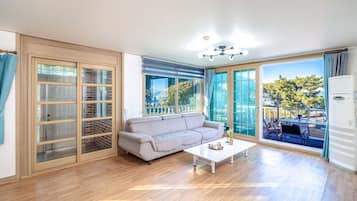 Wind (Extra person fee KRW 20,000 per person, pay on site) | Living area | Flat-screen TV