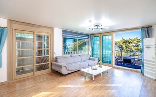 바람 (인원 추가 요금 인당 20,000원 현장에서 결제) | 거실 공간 | 평면 TV