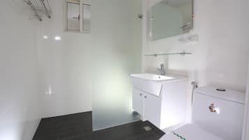 Habitación estándar doble, 1 cama doble, no fumadores | Baño | Secador de pelo, zapatillas y toallas