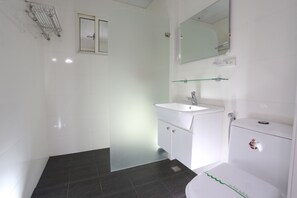 Standard Double Room, 1 Double Bed, Non Smoking | Bathroom | Hair dryer, slippers, towels - Guo Chen Hotel (Luodong)