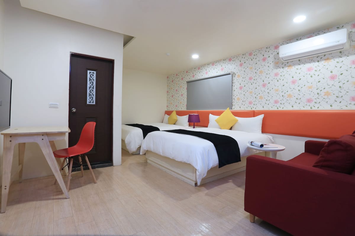 Quadrupla Economy | Copriletto in piuma, tende oscuranti, Wi-Fi gratuito, lenzuola
