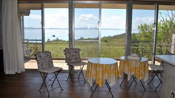 Casa, varias camas, para no fumadores (Private Vacation Home) | Sala de estar | Televisión de pantalla plana