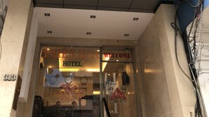 Het uiterlijk van THIEN HOA HOTEL, met een duidelijk bord boven de ingang, een uitnodigend 'WELCOME'-bord en het adres van het hotel.