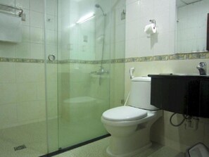 Shower, free toiletries, hair dryer, slippers - Thien Hoa Hotel (Ho Chi Minh City)