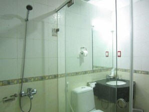 Chuveiro, produtos de toalete grátis, secador de cabelo, chinelos