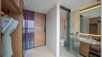 Business Studio | Bathroom | Free toiletries, hair dryer, bathrobes, slippers