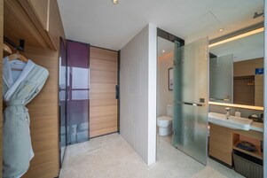 Business Studio | Bathroom | Free toiletries, hair dryer, bathrobes, slippers