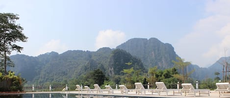 Hồ bơi ngoài trời