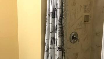 Shower, perlengkapan mandi gratis, handuk, dan sabun