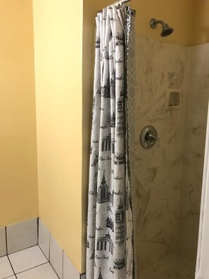 Shower, free toiletries, towels, soap - Hacienda Motel (Escondido)