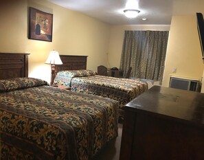 Desk, blackout drapes, soundproofing, free WiFi - Hacienda Motel (Escondido)