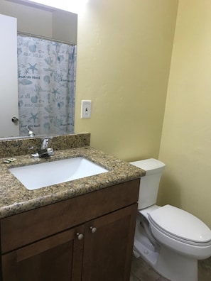 Shower, free toiletries, towels, soap - Hacienda Motel (Escondido)