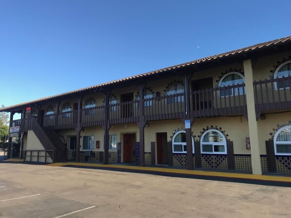 Exterior - Hacienda Motel (Escondido)