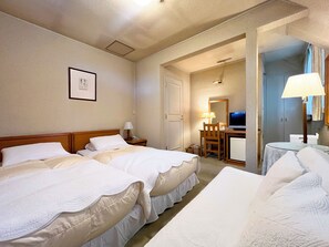 Standaard driepersoonskamer | Een bureau, een strijkplank/strijkijzer, gratis wifi, beddengoed