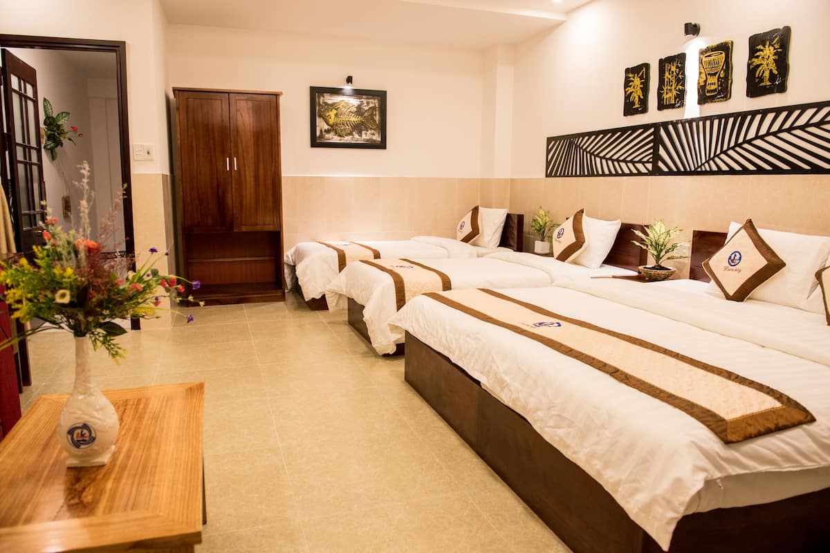 Family Room | Minibar, in-room safe, desk, free WiFi
