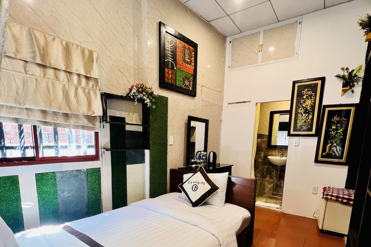 Basic Room | Minibar, in-room safe, desk, free WiFi