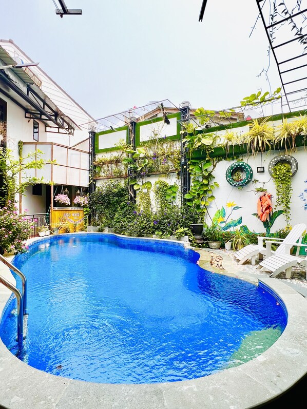 Una piscina al aire libre