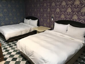 A hotel room with two beds, a checkered floor, and patterned wallpaper. - Gui Zu Hotel (Luodong)