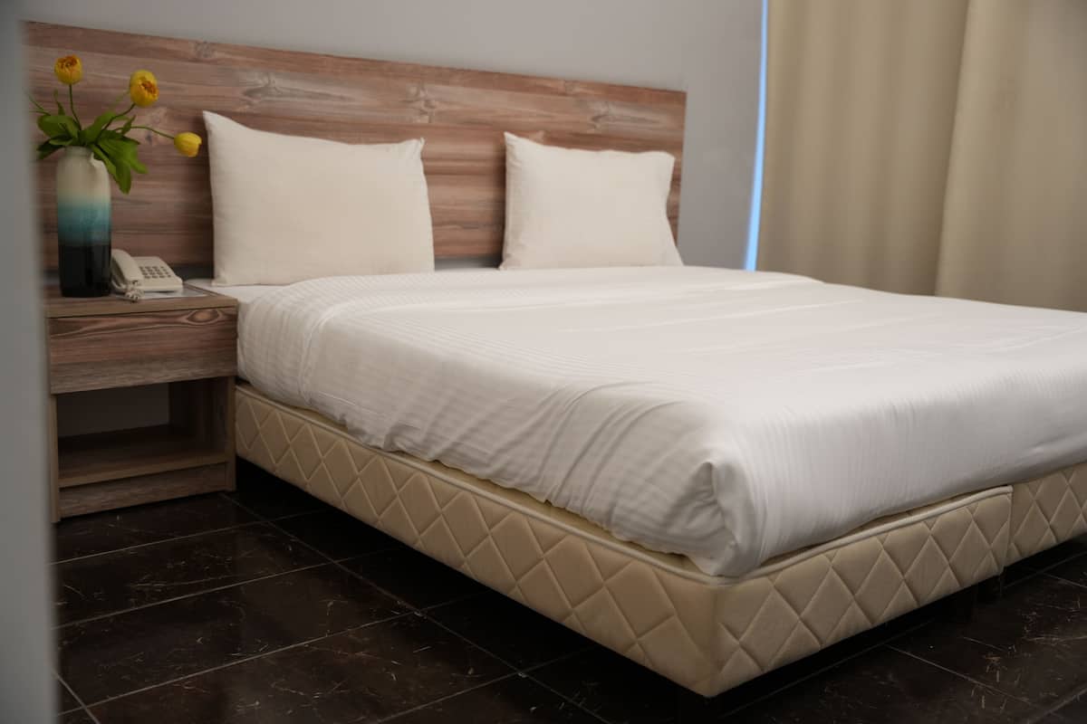 Kamar, 1 Tempat Tidur Queen | Seprai katun Mesir, seprai premium, minibar, dan brankas