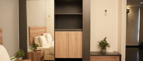 Suite estudio ejecutiva, 1 cama Queen size | Sábanas de algodón egipcio, ropa de cama de alta calidad y minibar