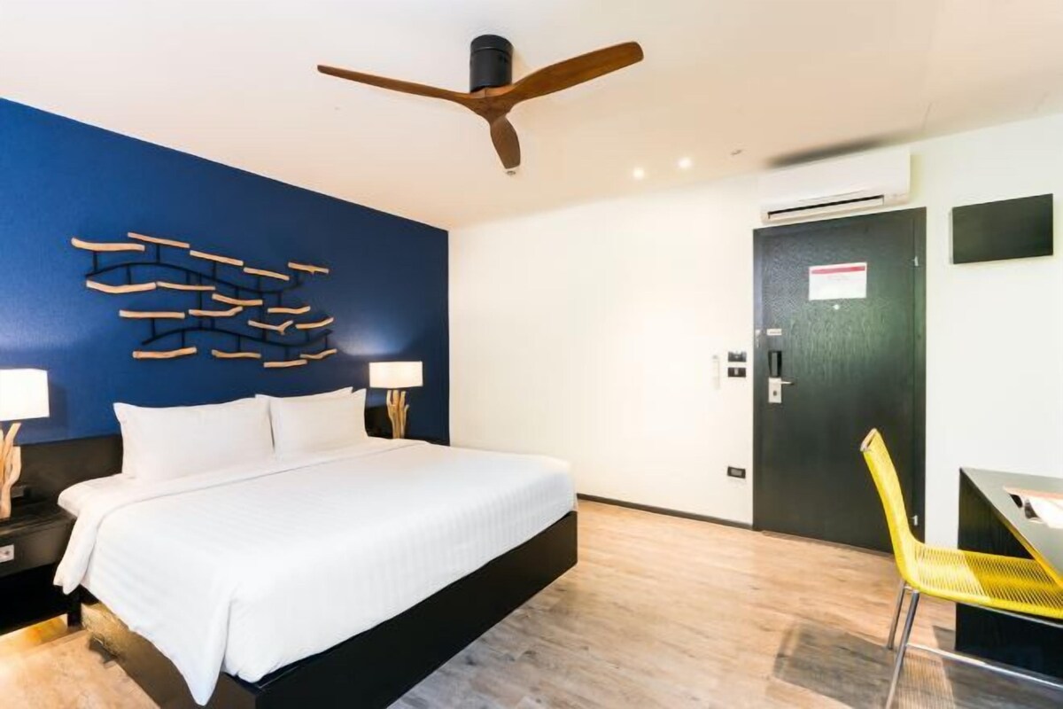Premium bedding, in-room safe, desk, blackout drapes