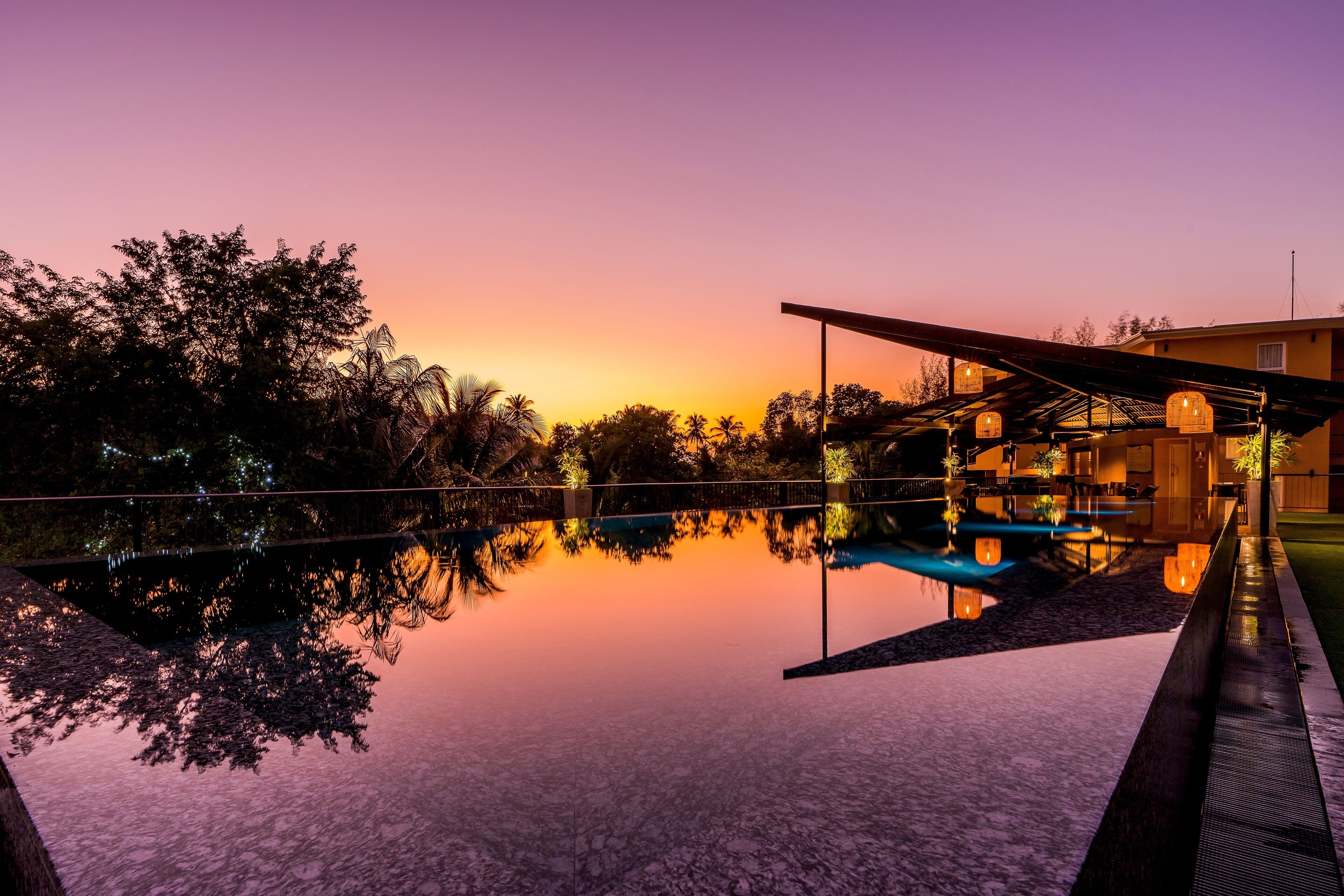 Una piscina al aire libre, sombrillas, tumbonas