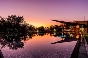Kolam renang outdoor, dengan payung kolam renang dan kursi berjemur
