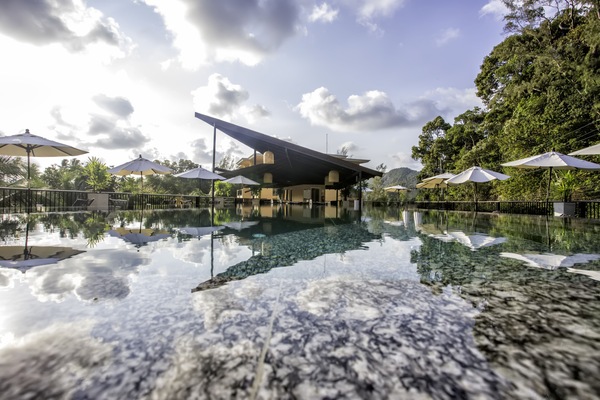 Een buitenzwembad, parasols voor strand/zwembad