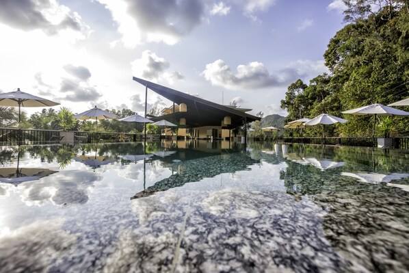 Outdoor pool, pool umbrellas, sun loungers - Marina Sands Resort (Ko Chang)