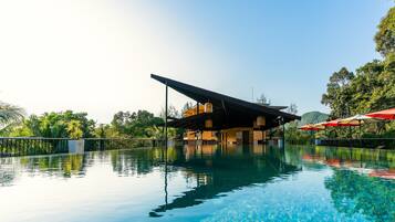 Ulkouima-allas, aurinkovarjoja, aurinkotuoleja