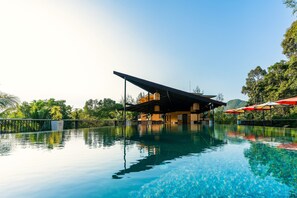 Outdoor pool, pool umbrellas, sun loungers - Marina Sands Resort (Ko Chang)