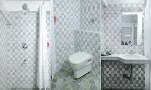 Shower, free toiletries, towels - Sakthi Residency (Kumbakonam)