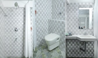 Ducha, artículos de tocador gratuitos, toallas