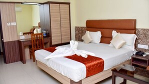 Ein Hotelzimmer mit Bett, Schreibtisch, Stuhl und Kleiderschrank.