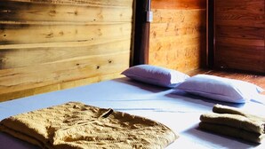 A wooden cabin room with a bed, pillows, and a blanket. - Hoang Hop Homestay - Hostel (Ba Be)
